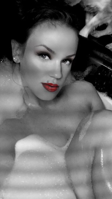 Snapchat had fun featured filters today. Here's what I took 👀 #nipples https://t.co/PoPZ6f4PLq<a href="/tag/nipples"class="tags"><span>#nipples</span></a>