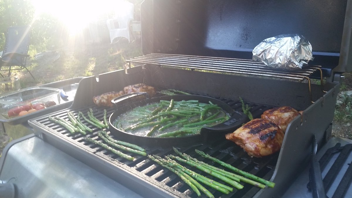 MzAmykinz's tweet photo. Why grills needs a cast iron skillet in the middle #winereduction #mytwitterkitchen #drunkgirlcooking @techgurl247 https://t.co/UNKXThc1Xg