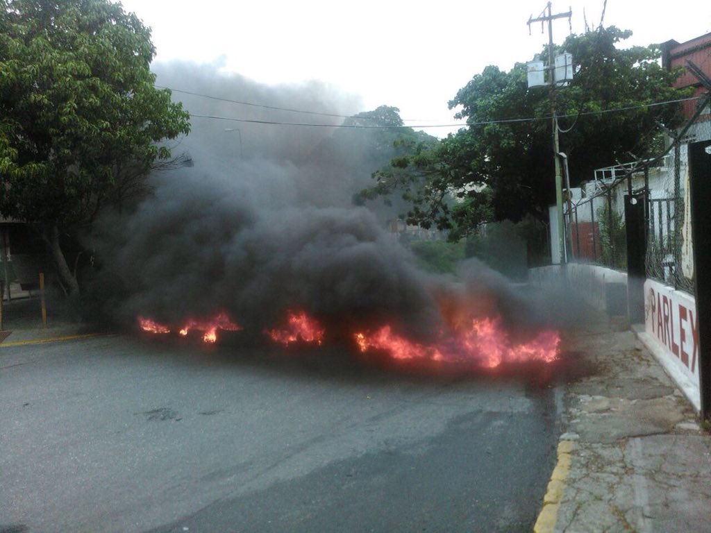 freddyzur's tweet photo. Paramilitares armados trancan #23DeEnero y los esbirros del régimen no aparecen con los estudiantes son arrechos https://t.co/o3sUbRXnaV