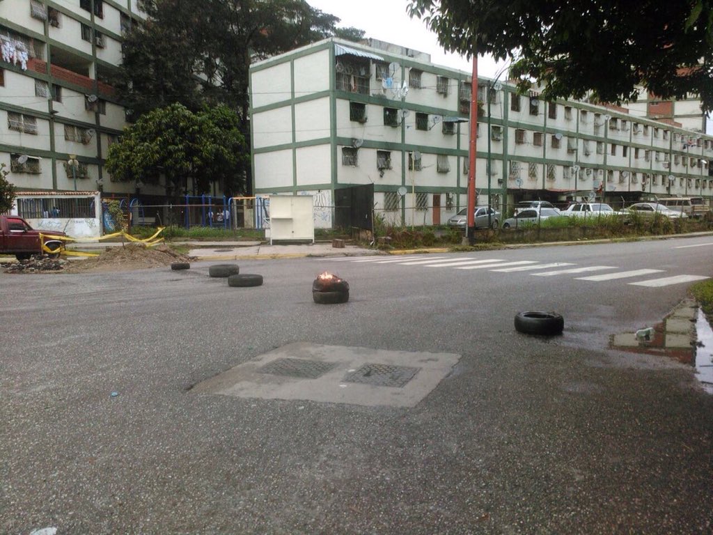 freddyzur's tweet photo. Paramilitares armados trancan #23DeEnero y los esbirros del régimen no aparecen con los estudiantes son arrechos https://t.co/o3sUbRXnaV
