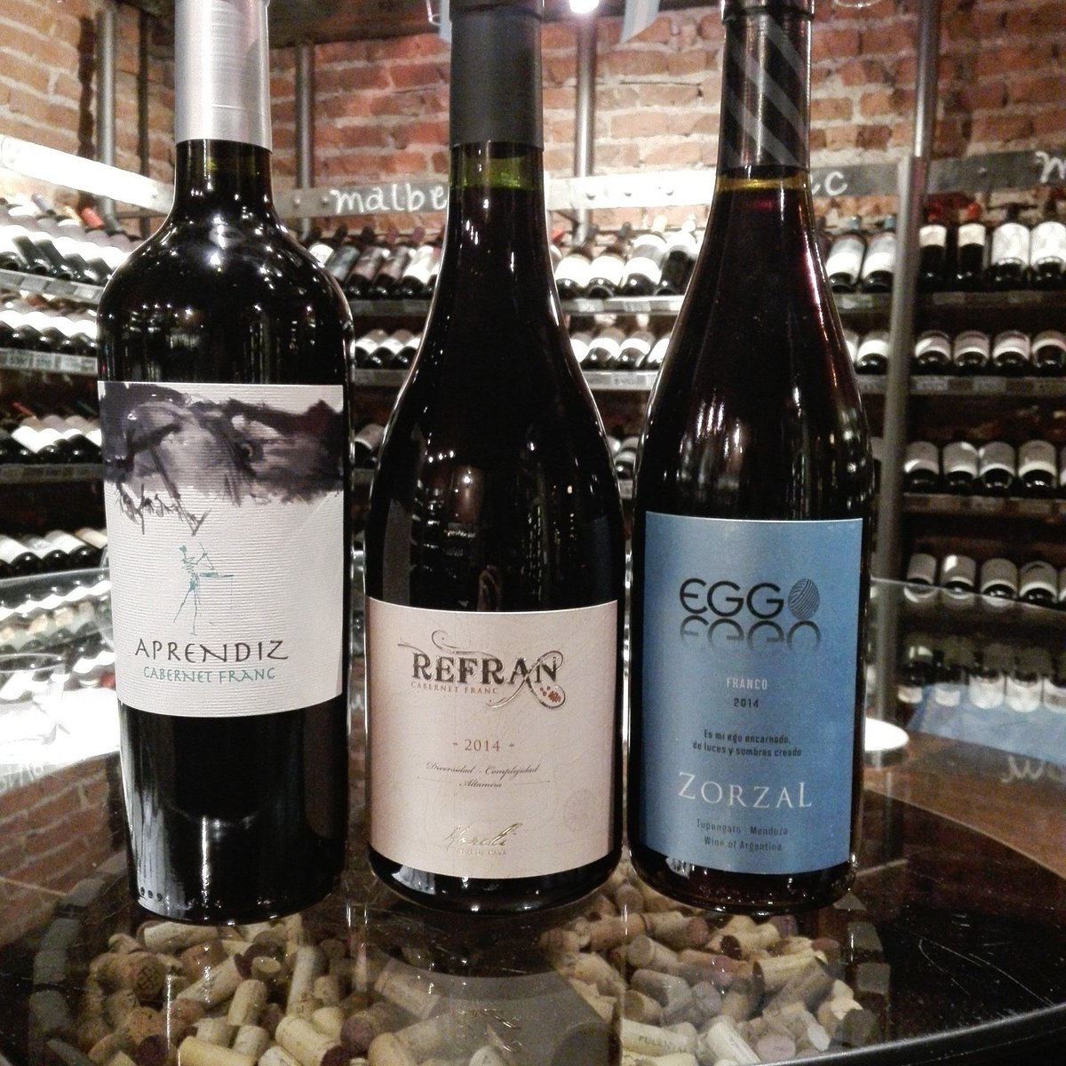 FlorDeSommelier's tweet photo. Nuevos vinos llegaron a @azafran_resto mi uva favorita #CabernetFranc en tres versiones: #Aprendiz #Refrán y #Eggo https://t.co/HEB5PHHLmG