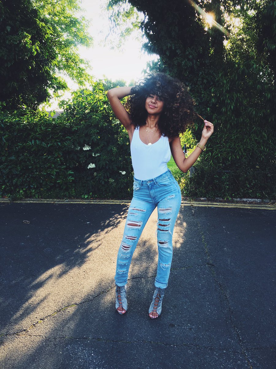 niathelight's tweet photo. Niá The Light, #Frostyle Birthday girl edition! 🎈💋 https://t.co/Slg4hn8RVS