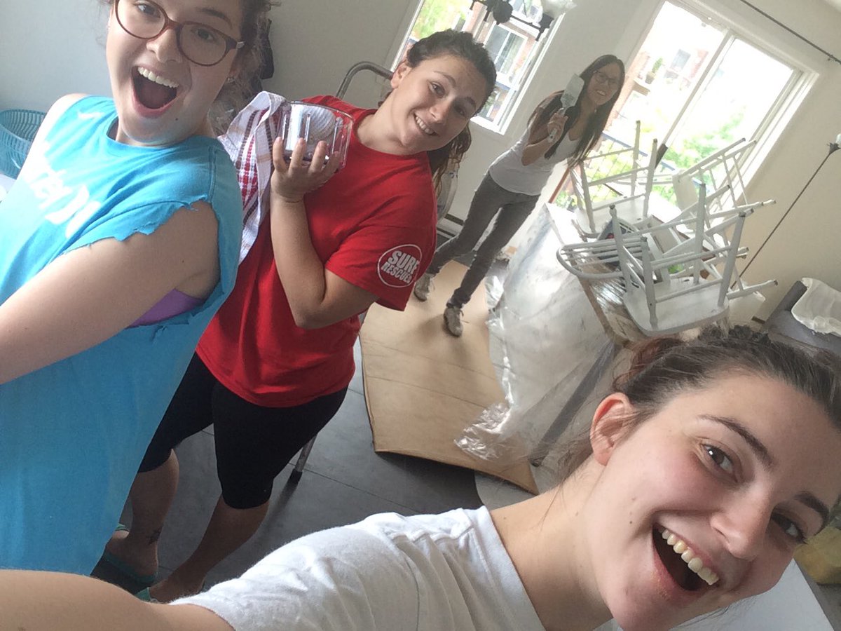 samclementoni's tweet photo. Travaux dans l'nouveau condo a l'amiiiie ! #amies #condo #repen #bindufun #peinturepitoute https://t.co/1ufM8Qiyu5
