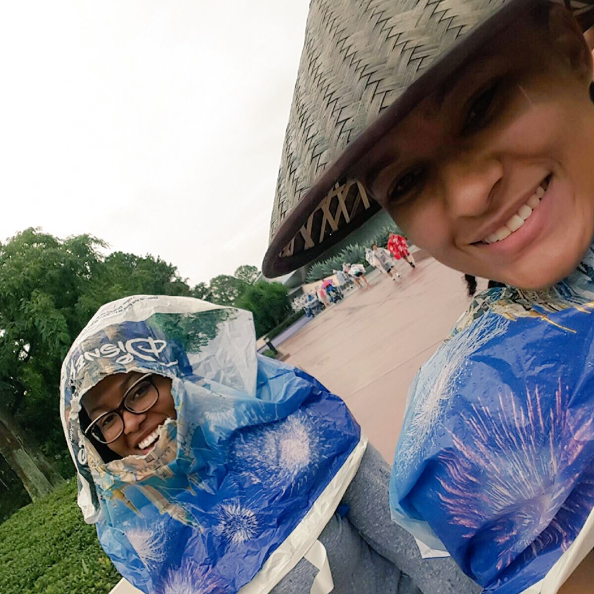 xoasiahhh's tweet image. When the Disney Ponchos TOOOO expensive 😂😂👍🏾 #disneyworld #disneyworldproblems