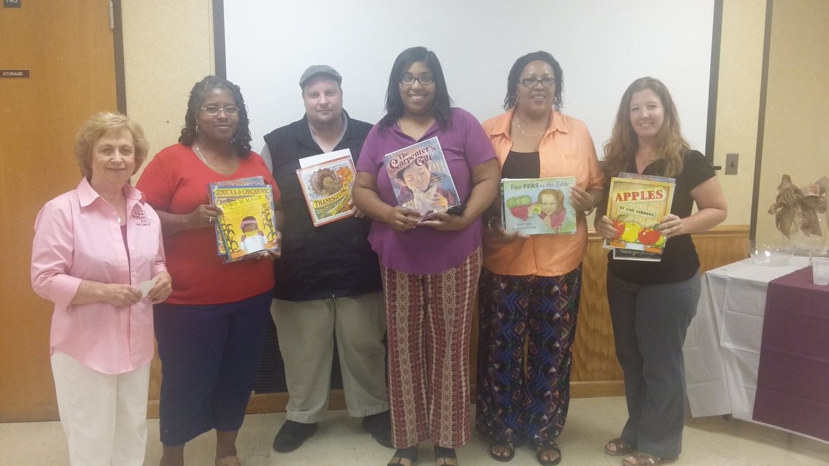 PlainViewPri's tweet photo. Bladen County Farm Bureau gave books to PVP principal and 2nd&amp;3rd grade teachers at a luncheon honoring educators. https://t.co/lJZEDWmYrO
