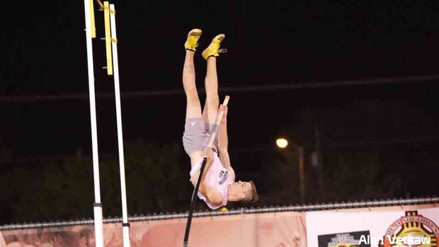 milesplit's tweet photo. Two of the best vaulters in HS history get vertical at Great Southwest. #GSWTFC2016 https://t.co/zx1OefKVqz https://t.co/04ypns47Rw