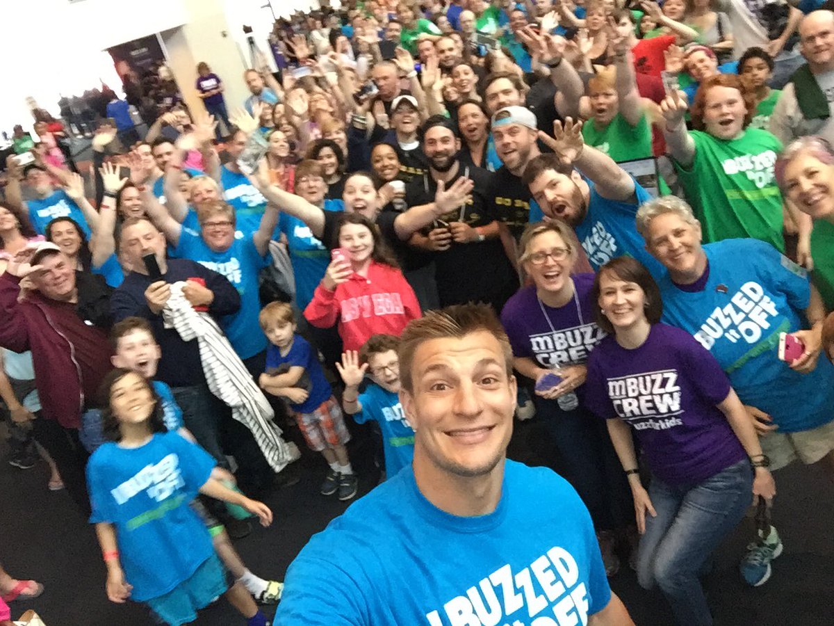 _onemission's tweet image. Check out this sweet selfie of our #MCM @RobGronkowski &amp;amp; 1,000 of our closest friends! #BuzzForKids #GronkSelfie