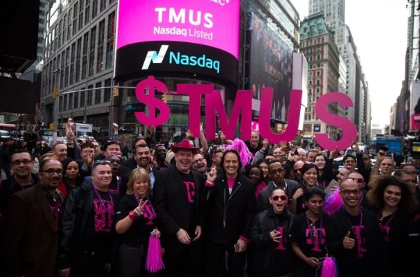 TechCrunch's tweet photo. T-Mobile is giving every customer a share of its stock https://t.co/4mylBbE8KZ https://t.co/fzu186iPor