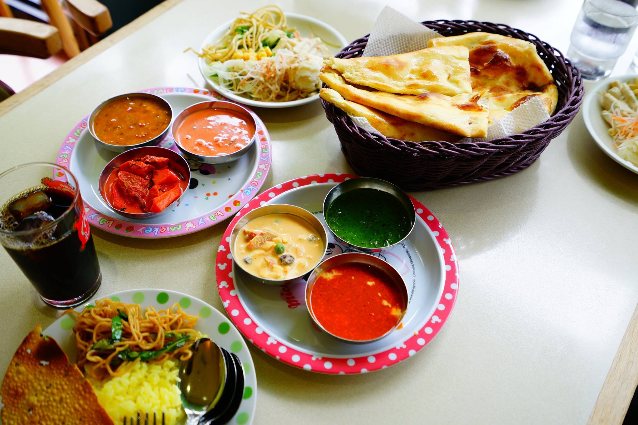 Visitはちのへ 八戸市内にも インドやネパールの本場カレーを食べられるお店が増えましたね そんな八戸 のカレー文化の先駆けは ラピアの ポレポレ さんでしょう ポレポレさんのランチバイキングで 焼きたてのナンと 色とりどりのカレーをいただき