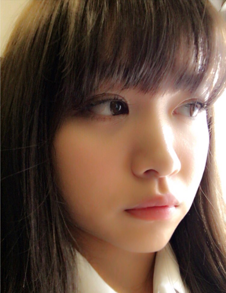 目を流している姿を見せる菅本裕子の画像♪