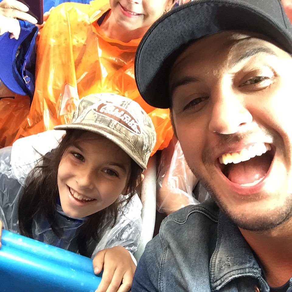 Diana_Lynn_1016's tweet photo. Sorry for sharing again but I'm just not over this pic. Thank you @LukeBryanOnline #LukeBryanTODAY https://t.co/HdTxYf5pIe