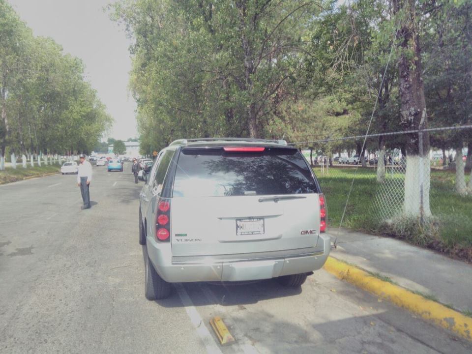 Muchachxs vengo a contarles el escándalo del FB, Víctor Estrada estacionó su camioneta en la ciclovía... #Izcalli