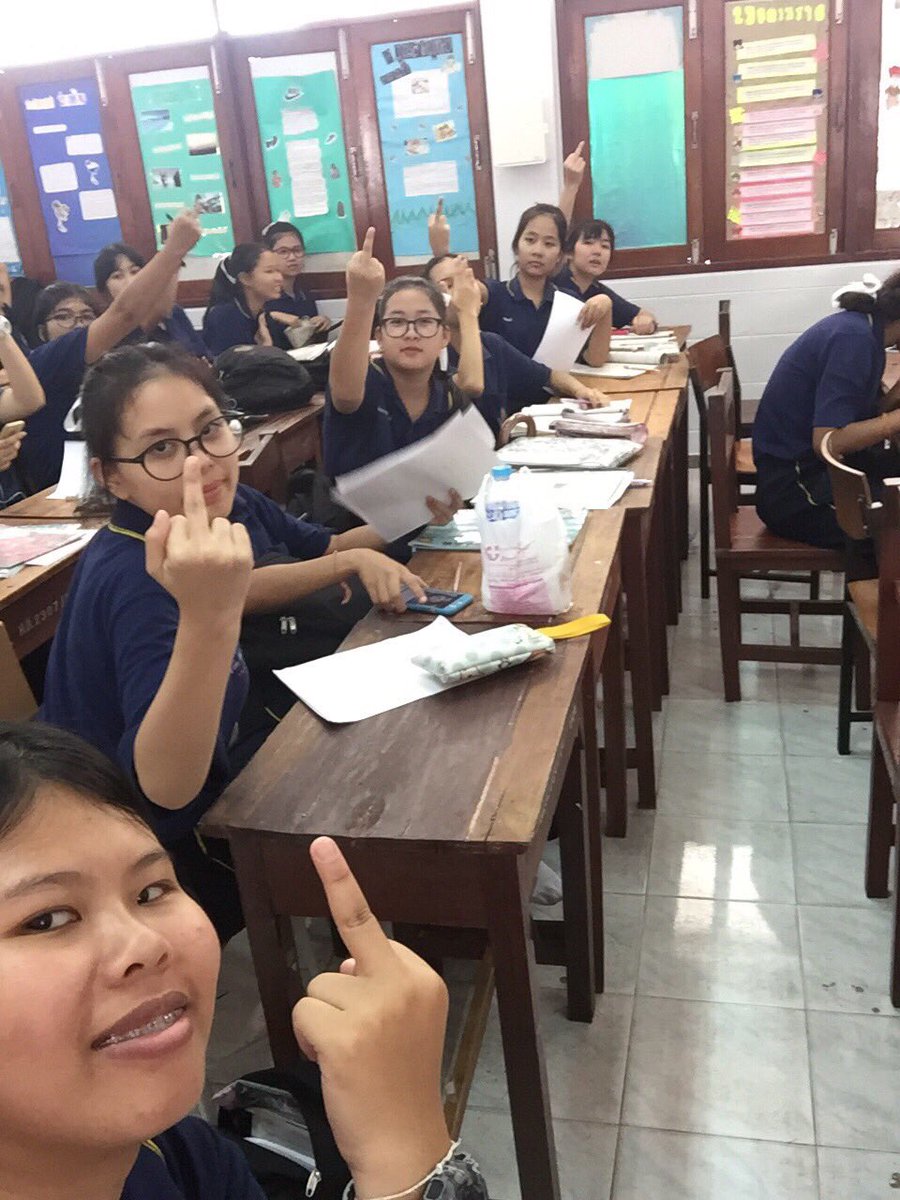 pui_ftoy's tweet photo. เมื่อหัวหน้าบอกให้สอบโรงอาหาร แต่ทุกคนพร้อมที่ห้องหมดแล้ว55555555 #เพื่อนกูเป็นคนตลก #syfact https://t.co/LIAPXbGmKh