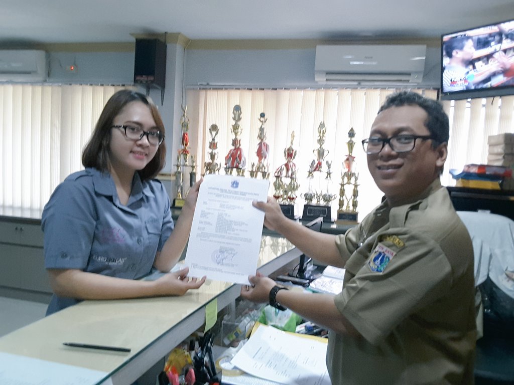 ptspsungaibambu's tweet photo. Penyerahan Penutupan SIP Dokter Umum #melayanijakarta https://t.co/Q0VkzGss5s