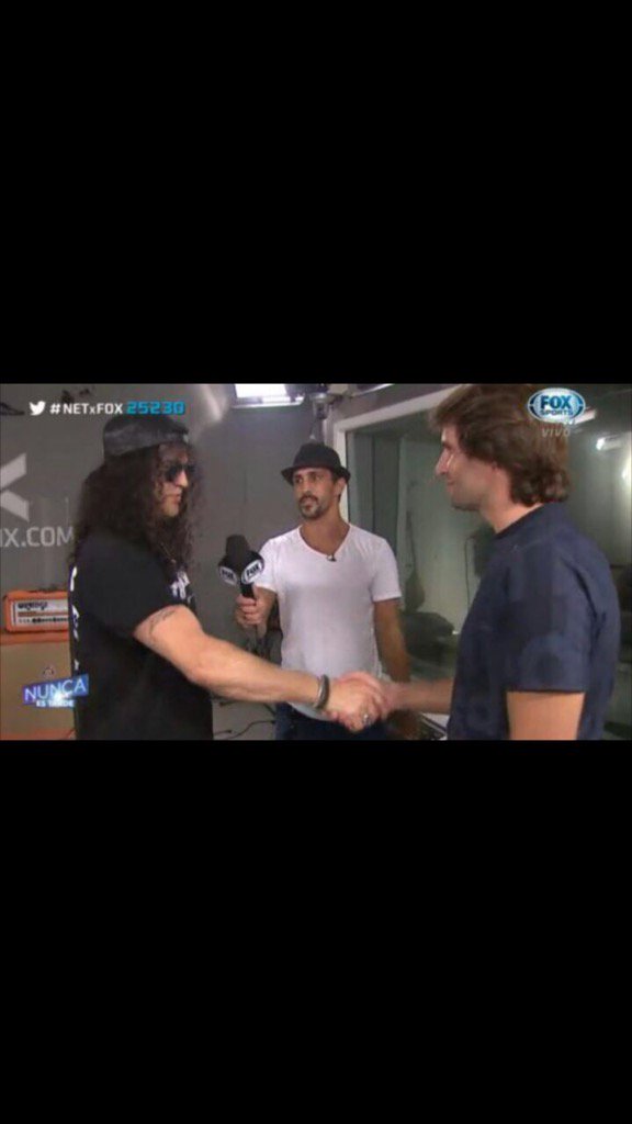 patronelliok's tweet photo. Uno de los más grande del hard rock. Qué lindo momento. Gracias Fox por esta nota. https://t.co/pHWh4zIGLS