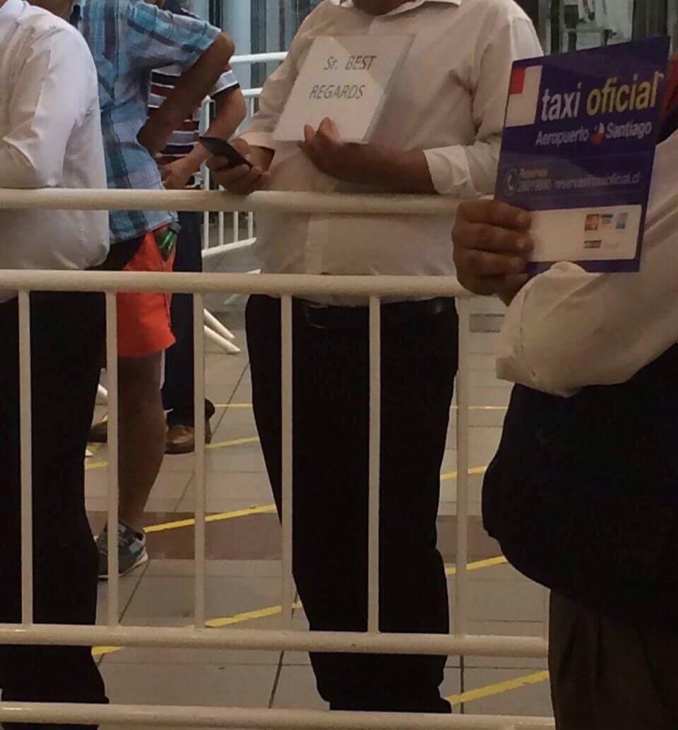 benjoguzman's tweet photo. -Lucho, anda al aeropuerto a buscar al gringo
-no hay problema jefe, como se llama?
-en el mail está el nombre
-ok https://t.co/Le6h4Rpi3g
