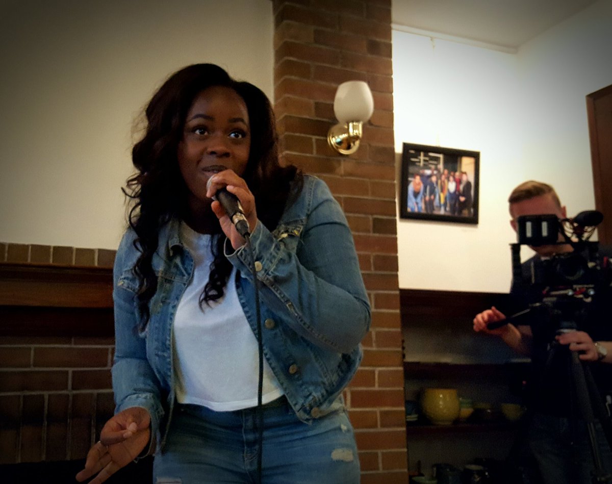 FSE_TO's tweet photo. @AltheaMusix kicking off the night for @EAST_Collective Animating Democracy's Showcase. #PopDiva #DivaInTheSix #TO https://t.co/vxRUViPCzd