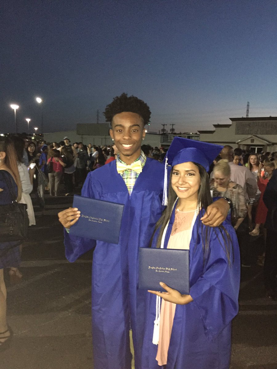 mortiz4406's tweet photo. WE GRADUATED🎓🎓🎓🎓 @_Jrodgers_ @tammyabigail_ https://t.co/hzDcjwVXAm