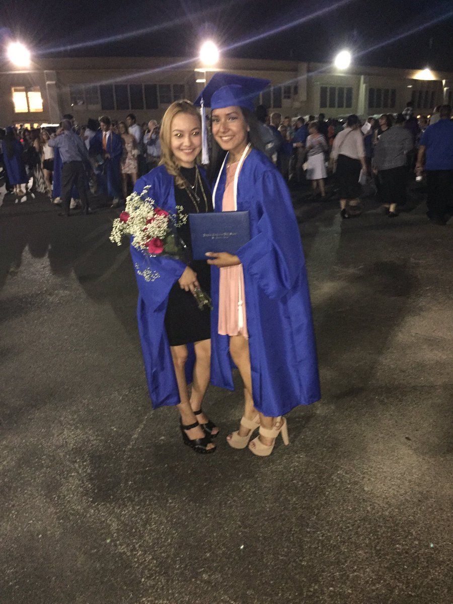 mortiz4406's tweet photo. WE GRADUATED🎓🎓🎓🎓 @_Jrodgers_ @tammyabigail_ https://t.co/hzDcjwVXAm