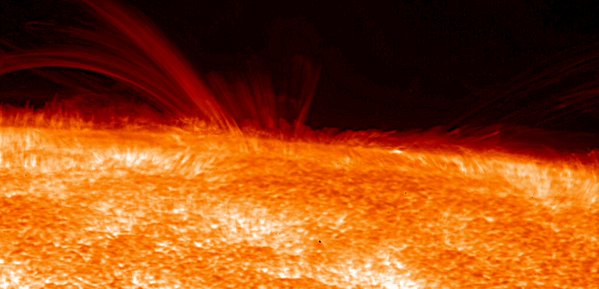 ScienceChannel's tweet photo. Light from the Sun travels 93 million miles to Earth at about 186,000 miles per second. https://t.co/JI2jeCVQKX https://t.co/urjayhU9et