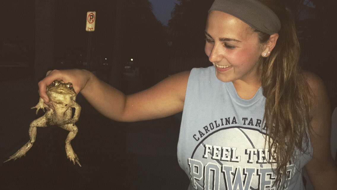 KenzyMorganne's tweet photo. Move to Florida where you can put a dog collar on a toad and walk it. #GiantToad https://t.co/pUQcJC1shR