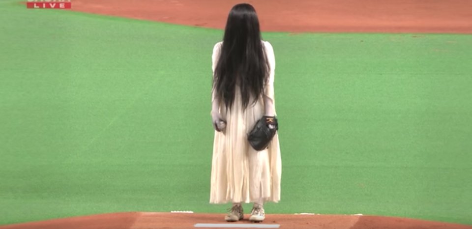 Watch what may be the strangest first pitch in Japanese baseball history. atfp.co/1Ub9dmb