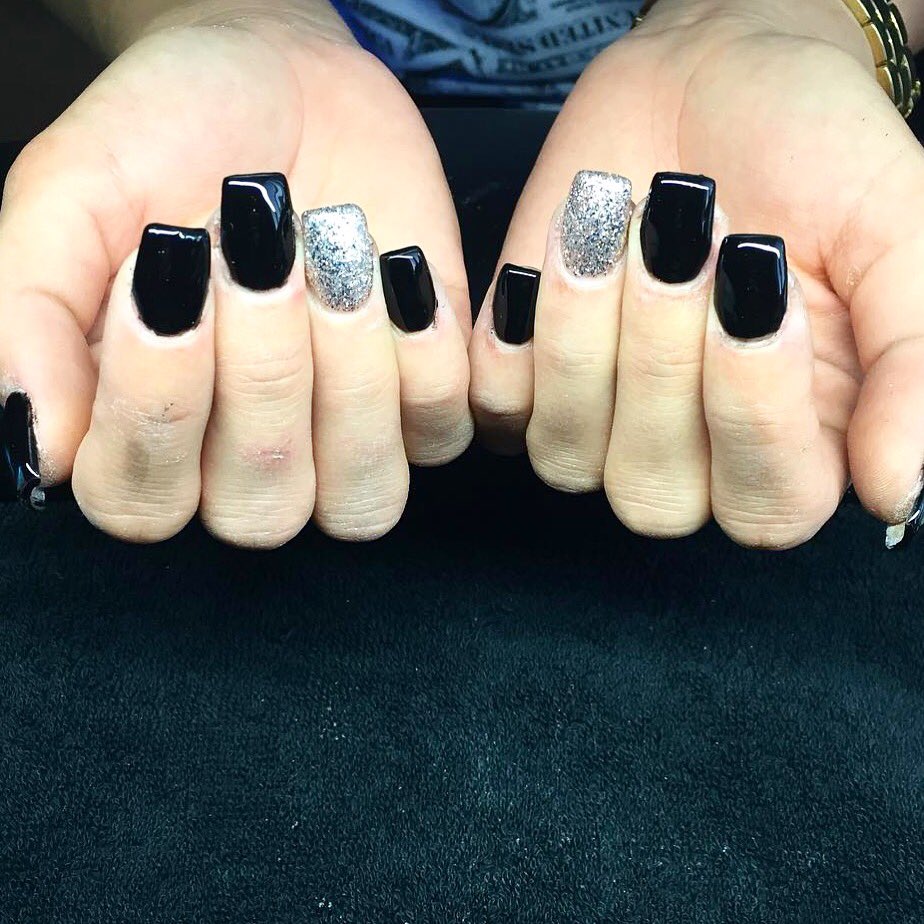 BeautyMillenium's tweet photo. Wij zijn dol op deze #Mixcoco #nailart creatie! #black & #silver chique ✔️ #nails #naildesign #gellak #gelpolish https://t.co/fG9iR1wYYz