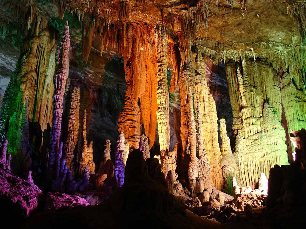 пещера сталактиты и сталагмиты. пещера первобытного человека. подземная пещера. пещеры с сталактитами и сталагмитами в мире. пещера харрисонс-кейв.