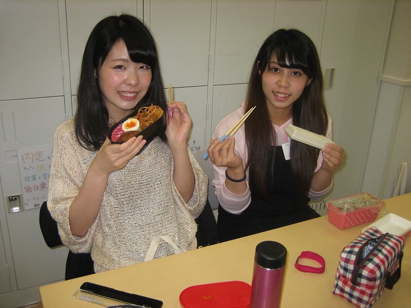 chibabeauty's tweet photo. ランチタイム。
お弁当組と買い物組。
1日のうちで1番楽しい時間😊

＃ランチ＃お弁当#コンビニ#手作り#千葉ビューティー＃ブライダル https://t.co/X8e1kfBdW2