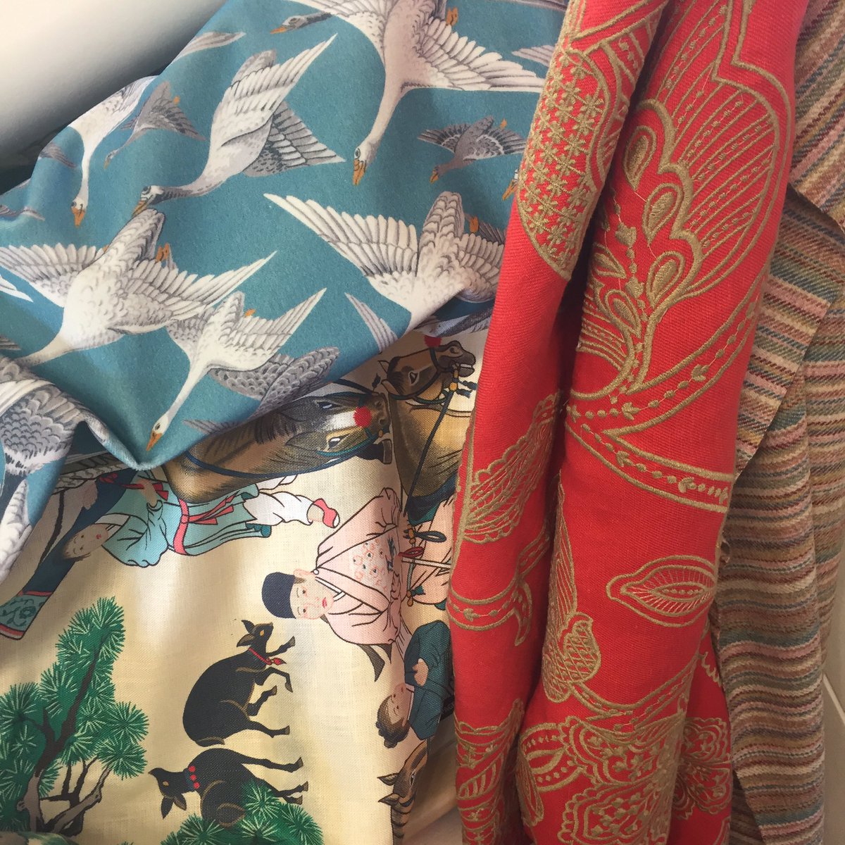 JaneBatesIntDes's tweet image. Keeping business local - discussing bespoke scatter cushions at the Old Fire Station Upholsterer #Reigate