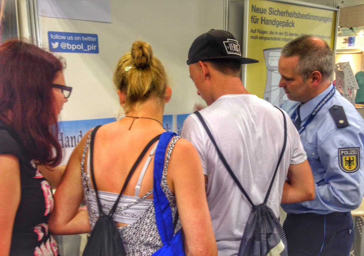 bpol_pir's tweet photo. Viel los & Interesse an #bpol beim Infostand und der Sonderausstellung zum Thema #Prävention beim #dpt2016. *mp https://t.co/OwovyoifyB