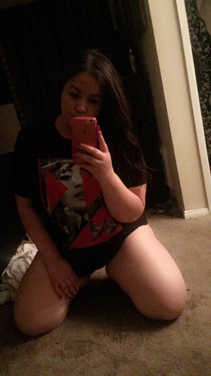 bonita_rissa's tweet photo. I love wearing his shirts that smell like him #illwitit https://t.co/igZjBrJ9Kg