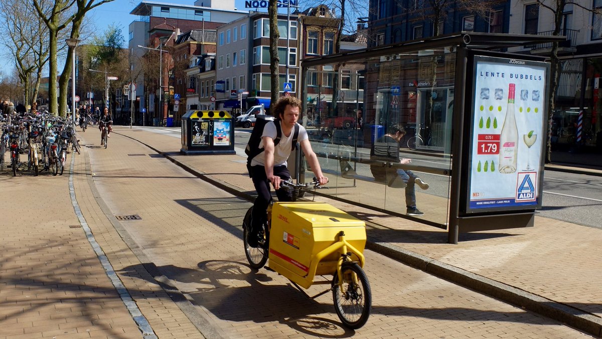 Bicicleto_ZGZ's tweet photo. RT @velotropolis: Logistics go green: #DHL Cargobike in Groningen #bikonomy https://t.co/aw7qc3VLMZ