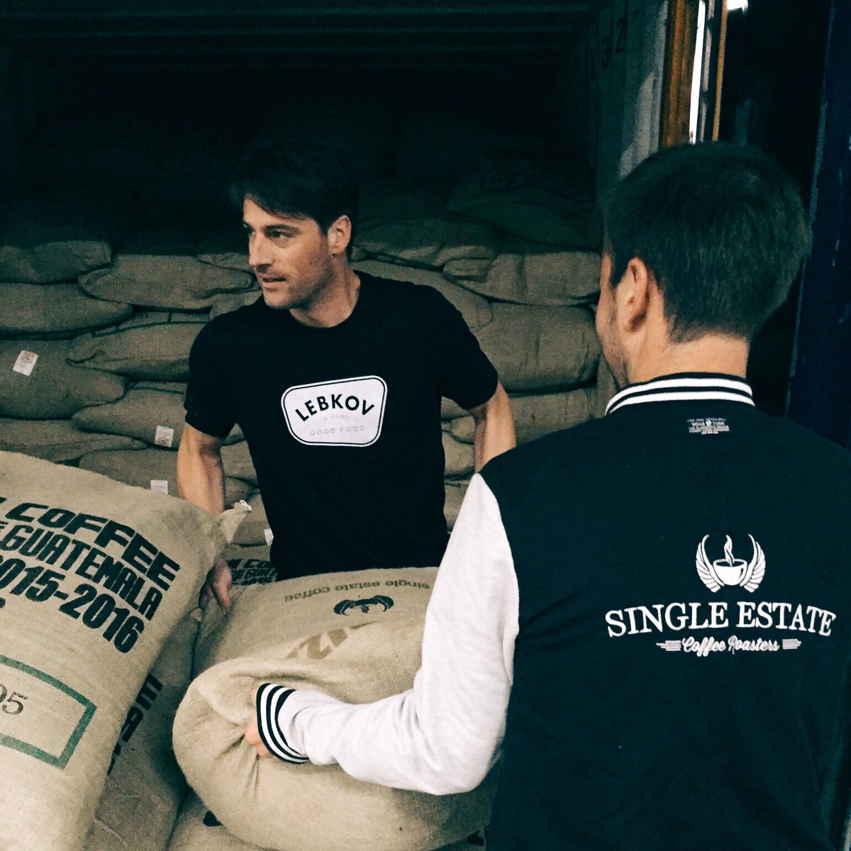 lebkov's tweet image. ⛴🙃 De nieuwe koffie oogst is gister aangekomen in de haven van Rotterdam. 🙃⛴ #antigua #singleestate #guatemala