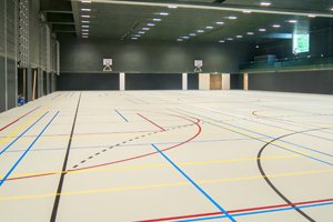 De officiële opening is op 6 juli. Kom ook een kijkje nemen vanaf 13.30 u.
De vloer van de sporthal is alvast klaar.