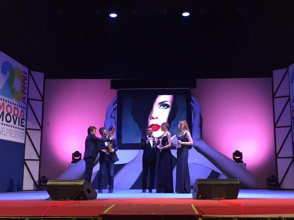 ScintilleJ's tweet photo. Sergio Mazzuca consegna il premio "Cultura ed Imprenditoria" a #VincenzoLinarell #GruppoCooperativoGoel #modamovie https://t.co/w0SgBVJUiX