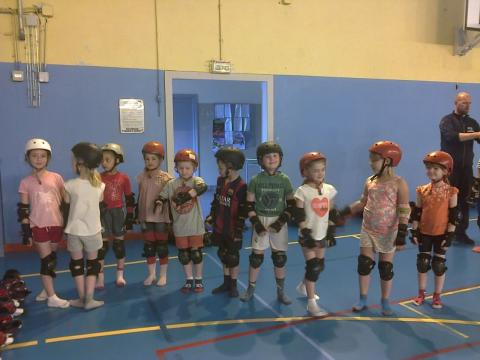 SainteMarie59's tweet photo. Les CE1A s' essaient aux rollers salle Wanquet, avec l'association Ride on Lille! https://t.co/05MsNvakqZ