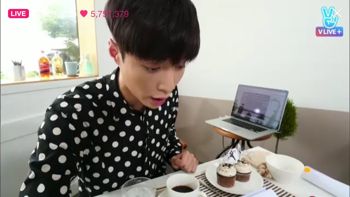 EXOGlobal's tweet photo. [CAP] 160607 Exomentary Live: Brunch with Lay https://t.co/YzKfxXID1P