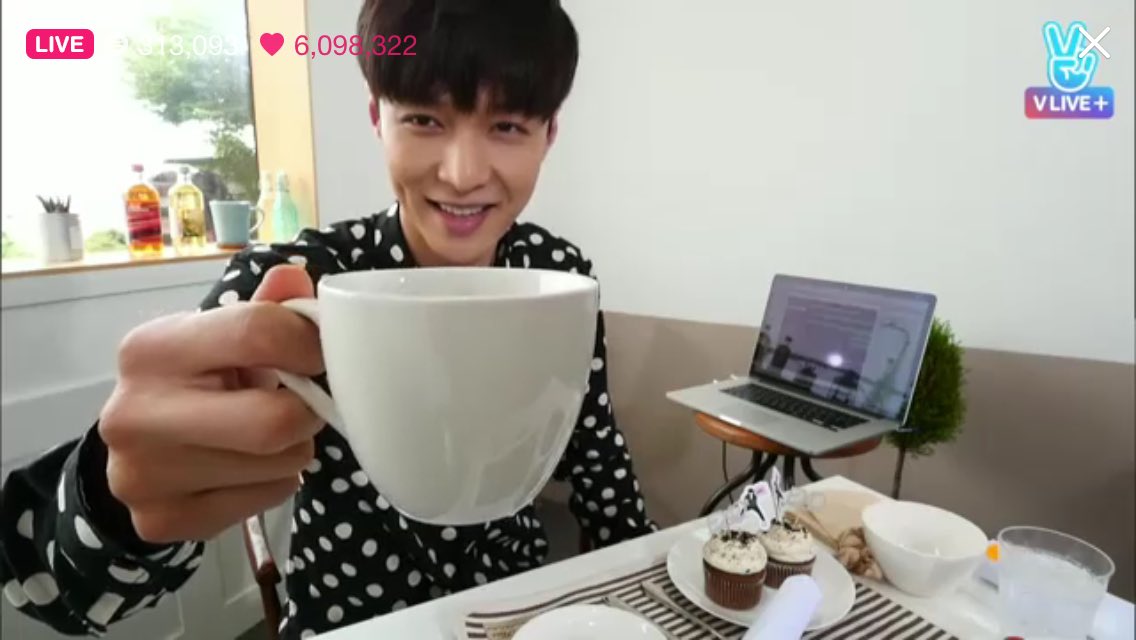 EXOGlobal's tweet photo. [CAP] 160607 Exomentary Live: Brunch with Lay https://t.co/OQmdLtjplF