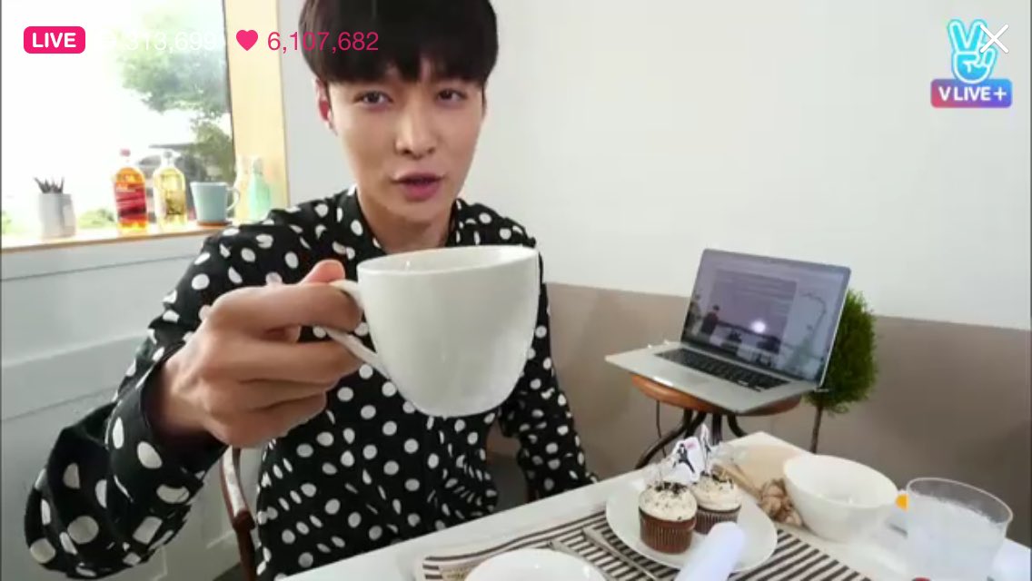 EXOGlobal's tweet photo. [CAP] 160607 Exomentary Live: Brunch with Lay https://t.co/OQmdLtjplF