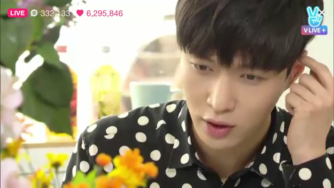 EXOGlobal's tweet photo. [CAP] 160607 Exomentary Live: Brunch with Lay https://t.co/POrPrwEV6P