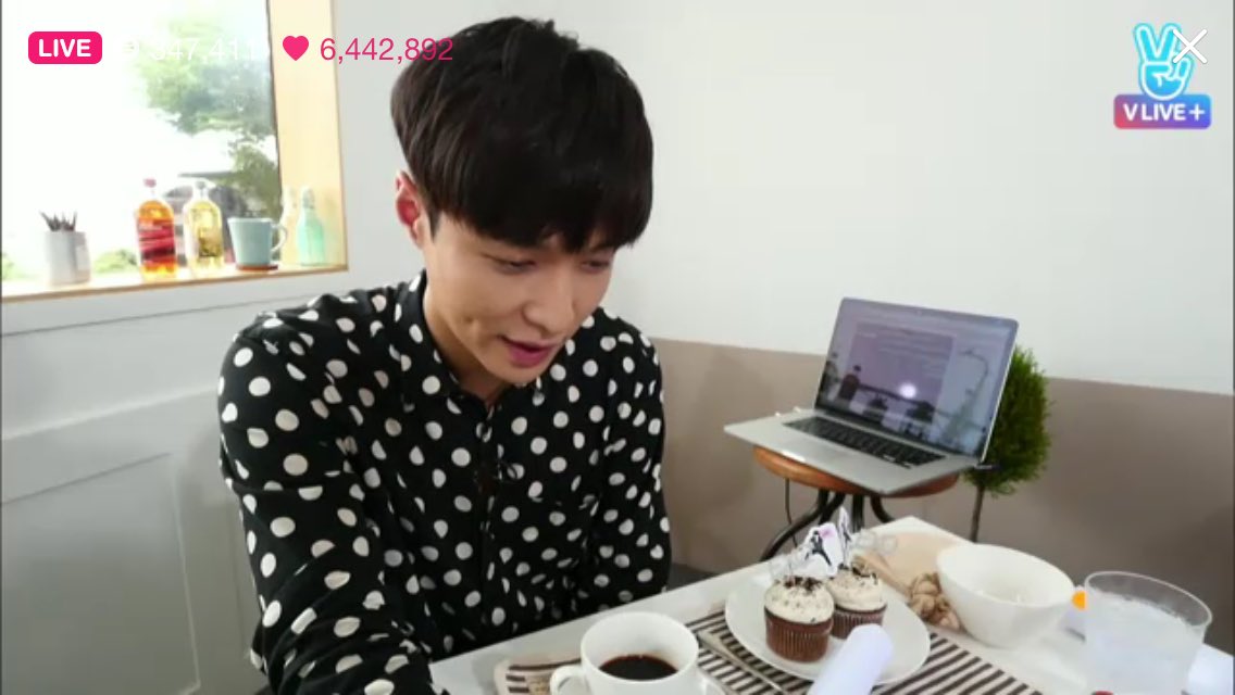 EXOGlobal's tweet photo. [CAP] 160607 Exomentary Live: Brunch with Lay https://t.co/tXHqYQ4lv9