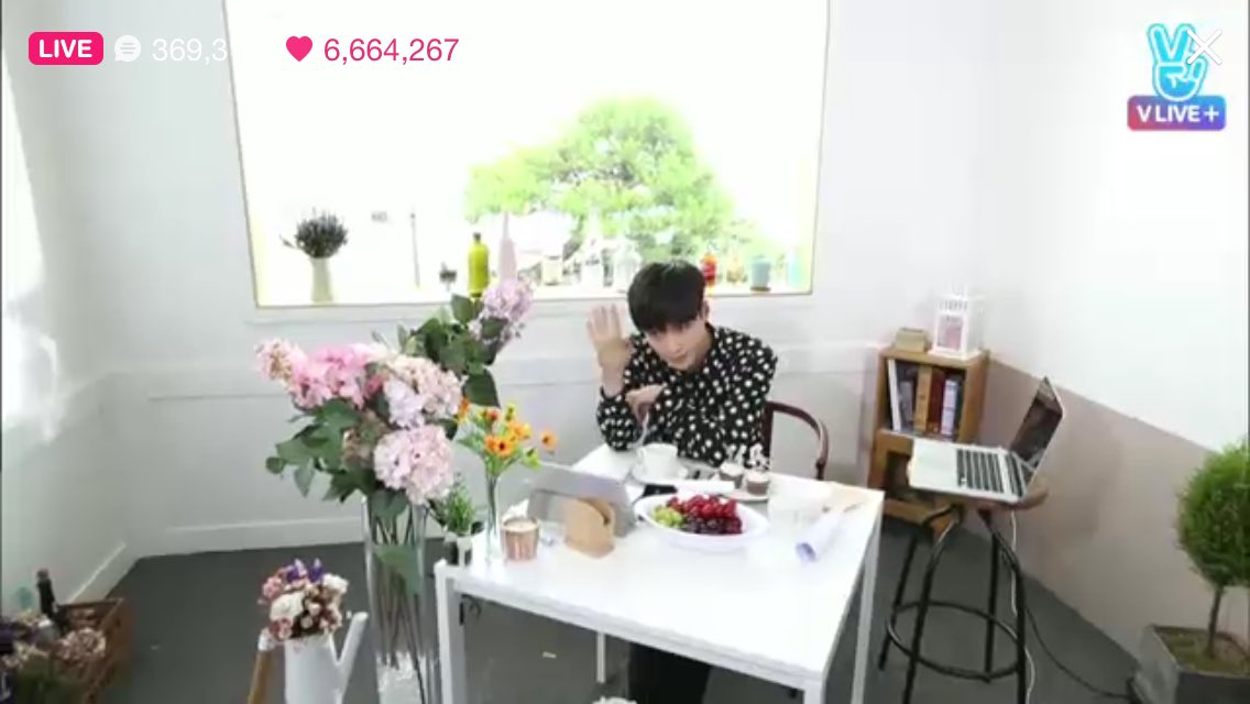 EXOGlobal's tweet photo. [CAP] 160607 Exomentary Live: Brunch with Lay https://t.co/tXHqYQ4lv9
