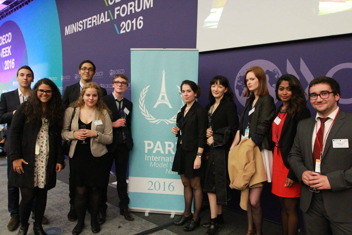 eurosorbonne's tweet photo. Le #Pimun : dans la peau d’une autre pendant quatre jours.
Par @ElenaBlum
#PIMUN2016
https://t.co/bU6wScnTWK https://t.co/UixfS2BNHw