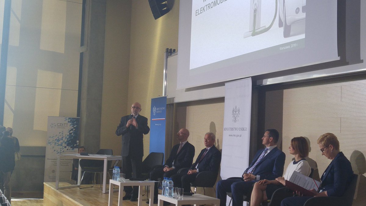 RzecznikPW's tweet photo. #rektor prof. J. Szmidt: @PW_edu ma potencjał by realizować projekt #ElektromobilnośćPL @MinEnergii https://t.co/gkgZNiBtFN
