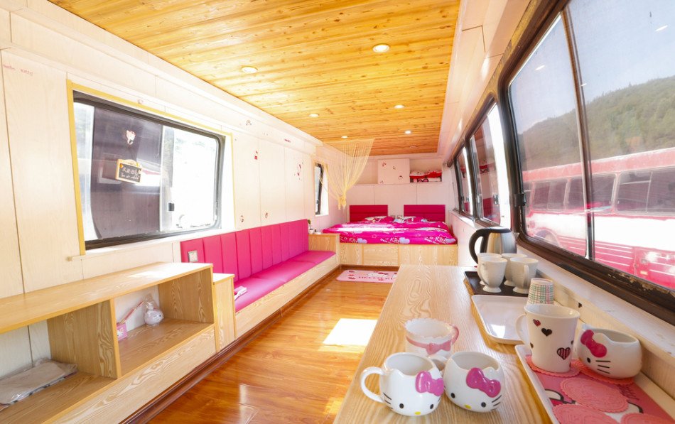 XHNews's tweet photo. Chinese city turns scrapped buses into hotel rooms, some even with karaoke machines https://t.co/RZ3aiIYdDm https://t.co/e6ynEtvqK6