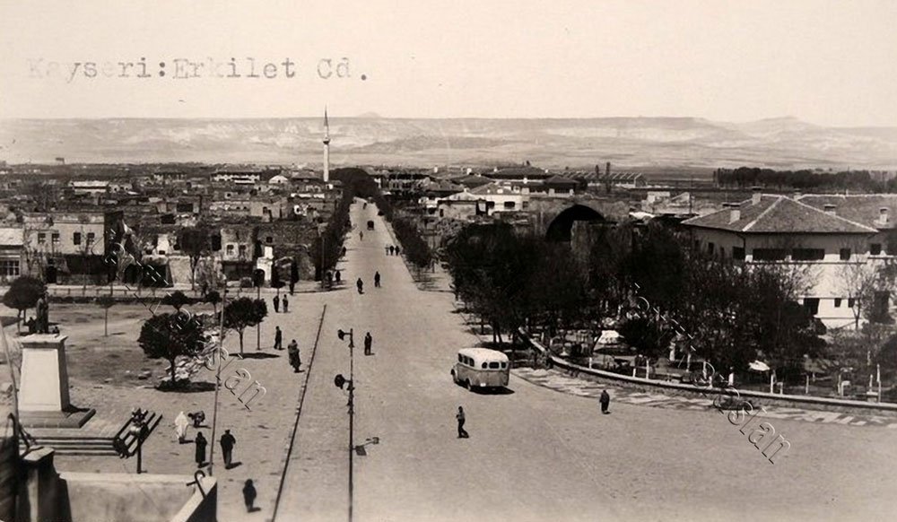 T_eraslan's tweet photo. ESKİ KAYSERİ FOTOĞRAFLARI: Cumhuriyet Meydanı ve bugünkü İstasyon Caddesi https://t.co/91R94pqMxO