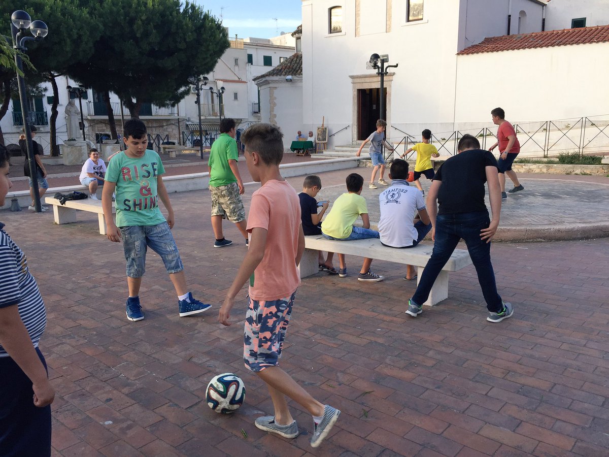 Diggy3625's tweet photo. Peschici
教会前でサッカーする子供たち⚽️
ええね(   ´ω`   ) https://t.co/jMh17Vx9dK