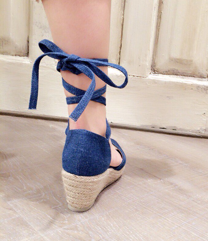 F I N T名古屋パルコ店 レースアップサンダルの結び方 おリボンを結ぶ前に紐に1度巻き付けてから結ぶとほどけにくくなります ベルルッティ結びという結び方です ぜひご参考にしてくださいね フィント レースアップ 名古屋パルコ T Co