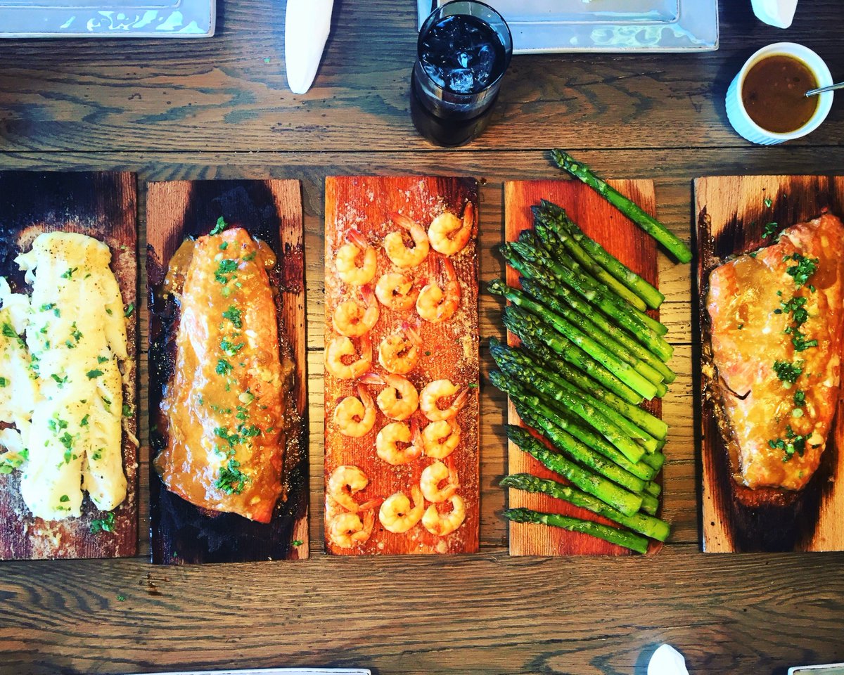 ChayderGrilling's tweet photo. This is what a dinner table should look like #plankparty #healthyeating #eatwell  #grill #seafood #foodporn #bbq https://t.co/p9ShC9Yuka